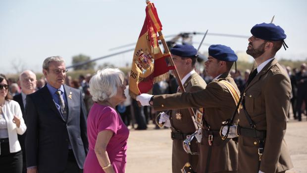 Una mujer jurando la bandera este sábado en El Copero