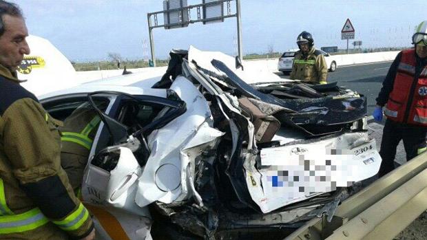 Bomberos y personal sanitario junto al taxi accidentado en plena autovía el pasado 7 de febrero