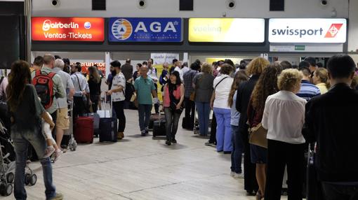 Pasajeros en el aeropuerto de Sevilla