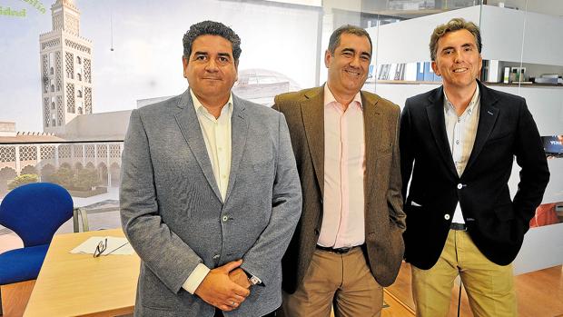 De izquierda a derecha los arquitectos Juan Antonio Fernández-Sambruno, José Luis y Rafael Conejero