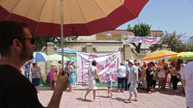 Padres del colegio Arias Montano protestan para reclamar sombra en el patio del colegio