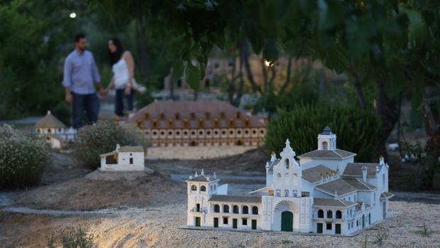 Réplica en miniatura del Santuario de la Virgen del Rocío en «River Park»