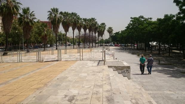 Urbanismo ha licitado las obras del parque de Juan Antonio Cavestany, que ahora es para los vecinos una «zona verde hostil»