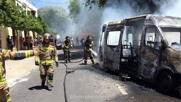 Espectacular incendio de un furgón de transporte de personas con movilidad reducida