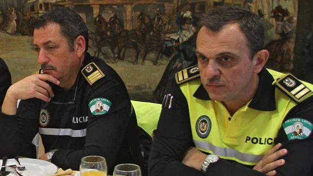 Los dos últimos jefes de la Policía Local de Sevilla, Juan José García (i) y Gabriel Nevado (d)
