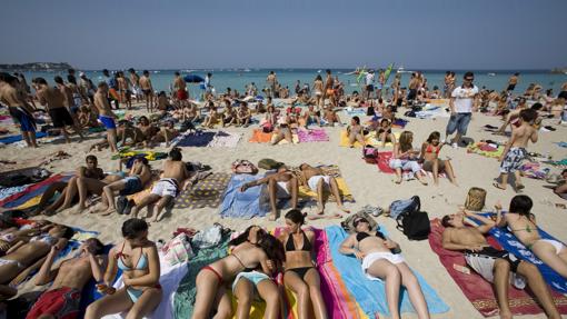 Para tomar el sol en la playa hay que tomar precauciones