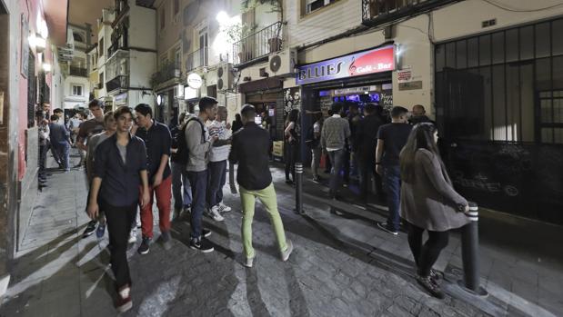 En la calle Pérez Galdós es donde se concentra la mayor parte de la movida en la Alfalfa