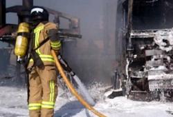 El aparotoso incendio de un camión en el Centro de Transportes de la A-92 deja un bombero herido