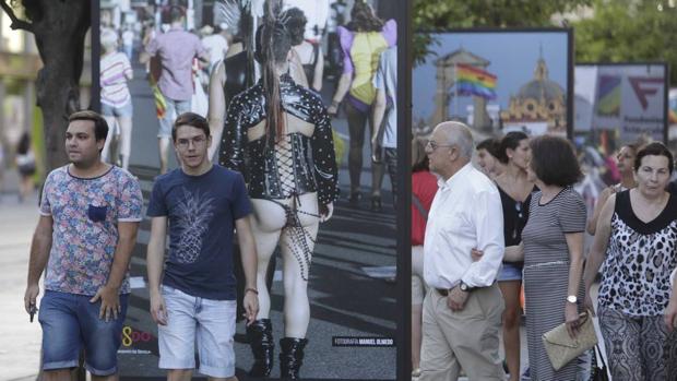 Una de las fotos expuesta en la Avenida de la Constitución muestra un joven semidesnudo