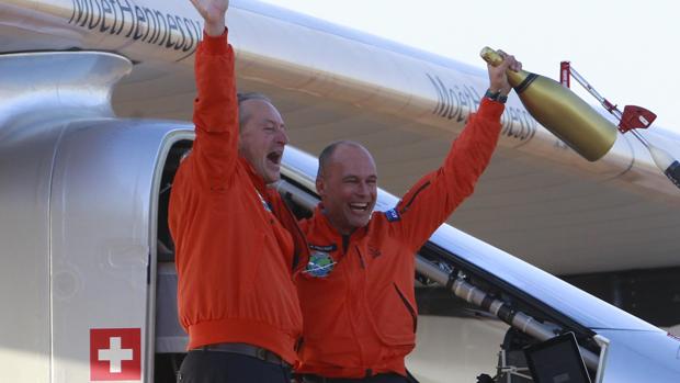 Bertrand Piccard y André Borschberg, en el aeropuerto de Sevilla