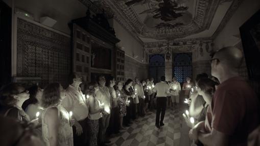 Visitantes al hospital de los Venerables con velas