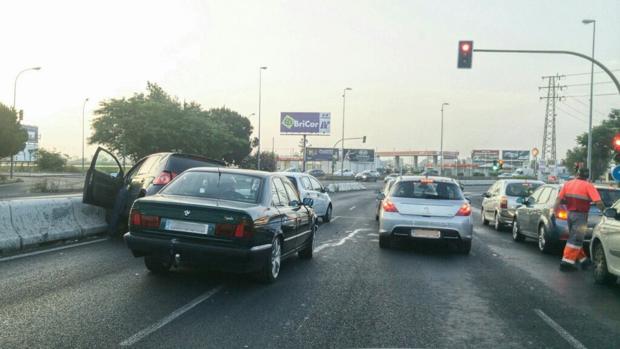 Imagen del accidente en la Ronda Urbana Norte de Sevilla