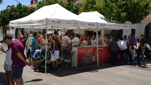 La carpa instalada en la calle Zumaque, de Sevilla Este, junto a la casa de Ángel