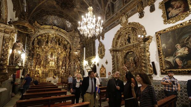 El arzobispo de Sevilla, durante la visita a la capillita murales