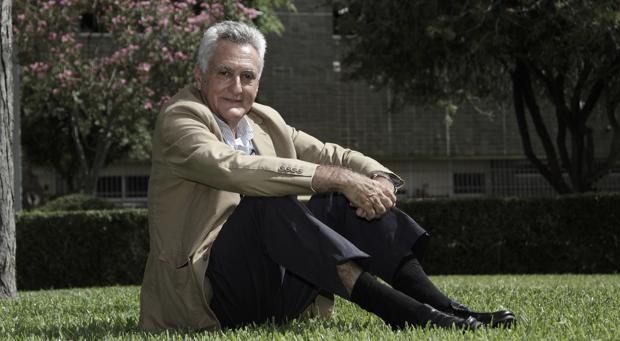 El catedrático Enrique Figueroa, en la Facultad de Biología de la Hispalense