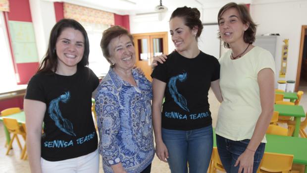 Alba Núñez, Mª Antonia Avilés, Esperanza Querino y Cristina Saenz de Cenzano en el colegio La Providencia