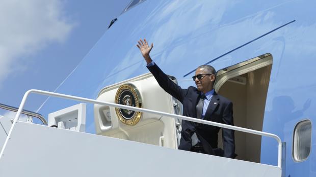 Obama saluda desde el Air Force One