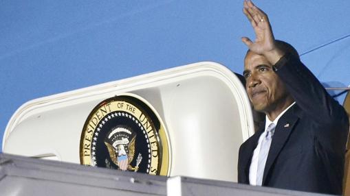 Barck Obama bajando del Air Force One