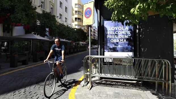 Un hombre pasea en bicicleta este sábado junto al hotel Colón