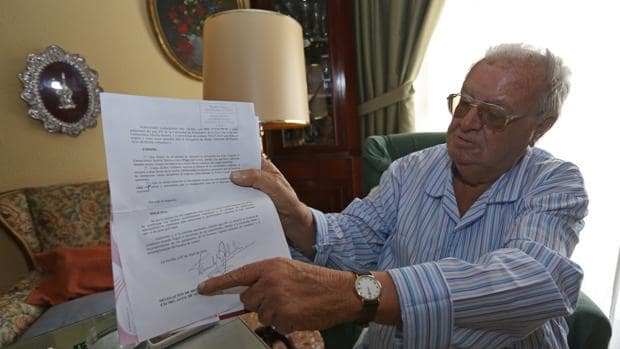 Fernando Gabardón en su casa con las denuncias que llevas puestas VANESSA GÓMEZ