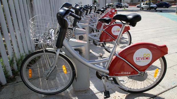 Bicicletas de Sevici junto al parque de Miraflores, en la zona norte de Sevilla