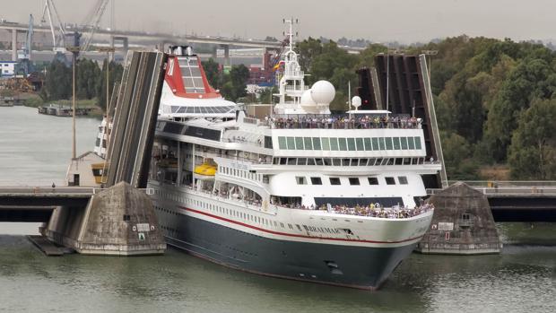 El «Braemar», en la dársena del Guadalquivir