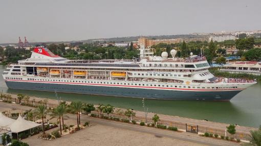 El imponente crucero en la dársena del Guadalquivir