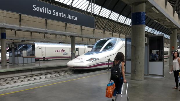 Cómo viajar en el AVE Madrid-Sevilla por poco más de 20 euros