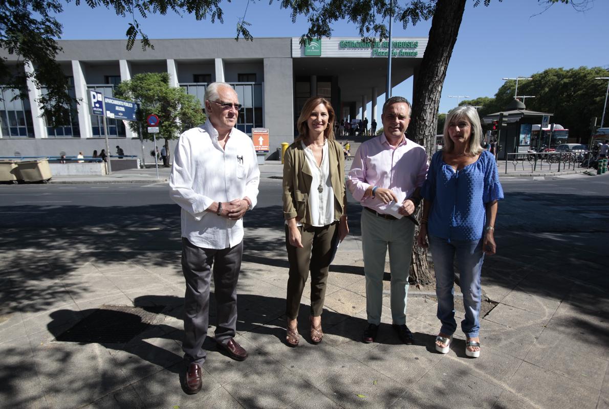 Raynaud, Martínez, Bueno y Del Pozo, esta mañana ante la estación Plaza de Armas