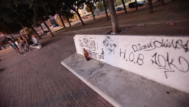 La «Plaza del Óvalo», en Los Corrales, utilizada para hacer botellón