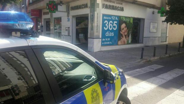 La farmacia se encuentra en la esquina de la Avenida Eduardo Dato con la calle Cardenal Lluch