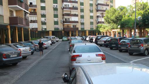 Fila de coches aparcados en el centro de la calle Clementinas