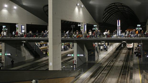 El AVE llegando a la estación de Santa Justa