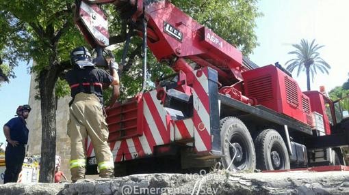 Un camión de bomberos desplazado para rescatar el vehículo del río