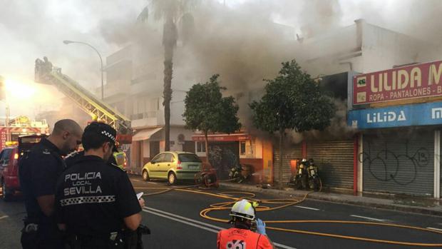 Una mujer y dos niños, rescatados de una azotea durante un incendio en Sevilla