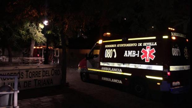 Ambulancia desplazada a la Torre del Oro, donde ha sido recuperado el cadáver