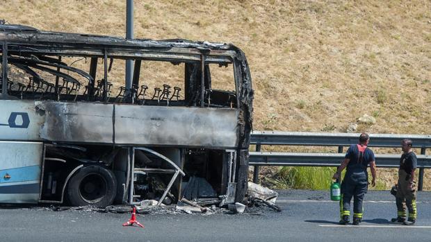 Arde un autobús en la A-49 en sentido Huelva y provoca retenciones durante cuatro horas