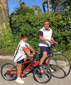 Juan Ignacio Zoido (PP), practicando ciclismo con su hijo Fernando