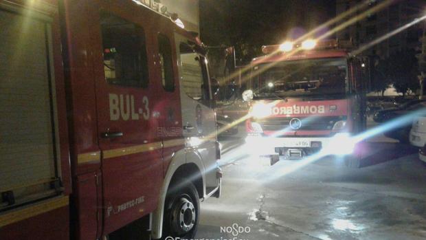 Bomberos en el lugar del incendio en el distrito Macarena