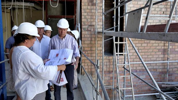 Juan Espadas, en su visita a las obras de la comisaría de Bellaivsta