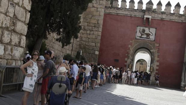 Turistas haciendo cola para entrar en el Alcázar