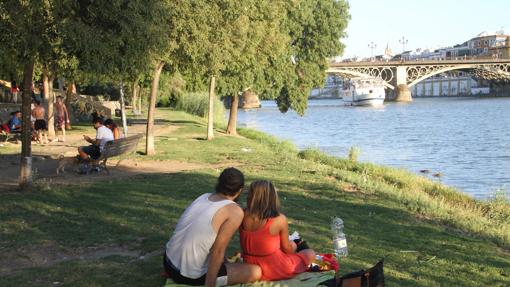 Parque de los bajos del Puente Triana