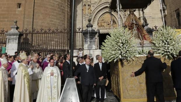 El Arzobispo de Sevilla, Monseñor Asenjo, esta mañana durante la procesión