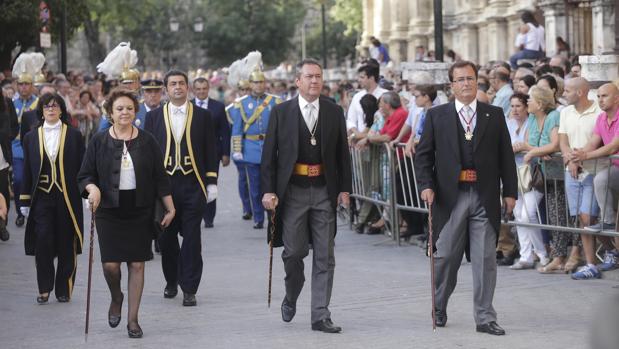 El alcalde de Sevilla, Juan Espadas, en el centro, en el cortejo de la procesión de la Virgen de los Reyes