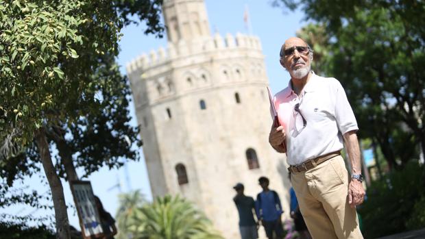 Amalio Saldaña, arquitecto que transformó los muelles en paseo accesible, ante la Torre del Oro