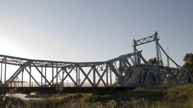 Ayuntamiento y Puerto de Sevilla aún no saben qué hacer con el Puente de Hierro