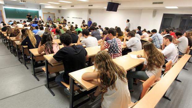 Examen en un alula de la Universidad de Sevilla