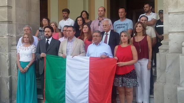 Autoridades con la bandera de Italia en el minuto de silencio