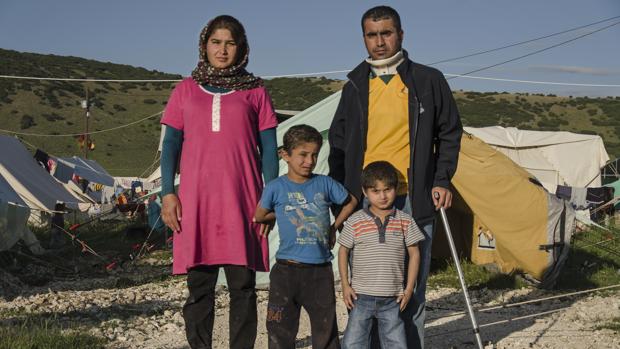 Los hermanos Mudafar y Ahmed, junto a sus padres, en el campo de refugiados griego de Katsikas (Grecia)