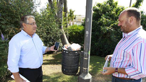 El portavoz del PP, Juan Ignacio Zoido, con el concejal Curro Pérez ayer en los jardines del Paseo Colón